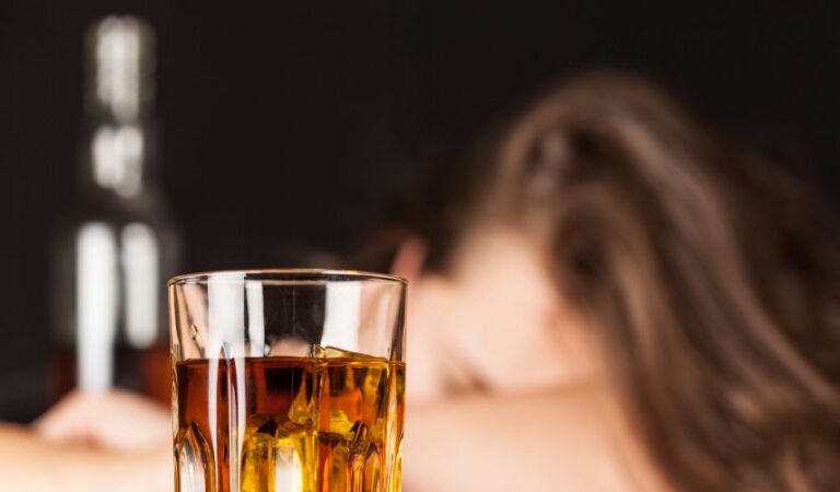 お酒、アルコールの飲みすぎ注意！自律神経を乱し、不調になる女性
